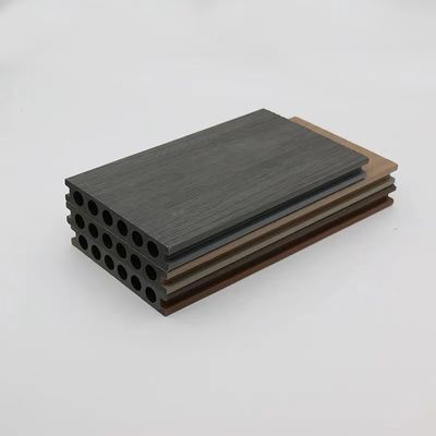 おおわれた合成のデッキ ボードを紙やすりで磨くダーク グレーWPCの空の合成のDecking