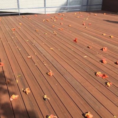 146 x 22mmのコーヒーWPC空板木およびプラスチック合成のDecking 140MM